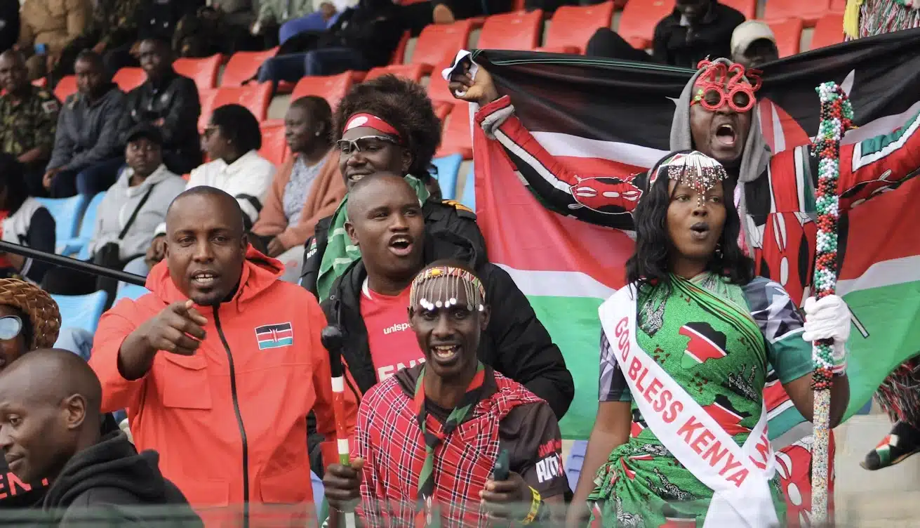 Supporters de football au stade dans une ambiance festive