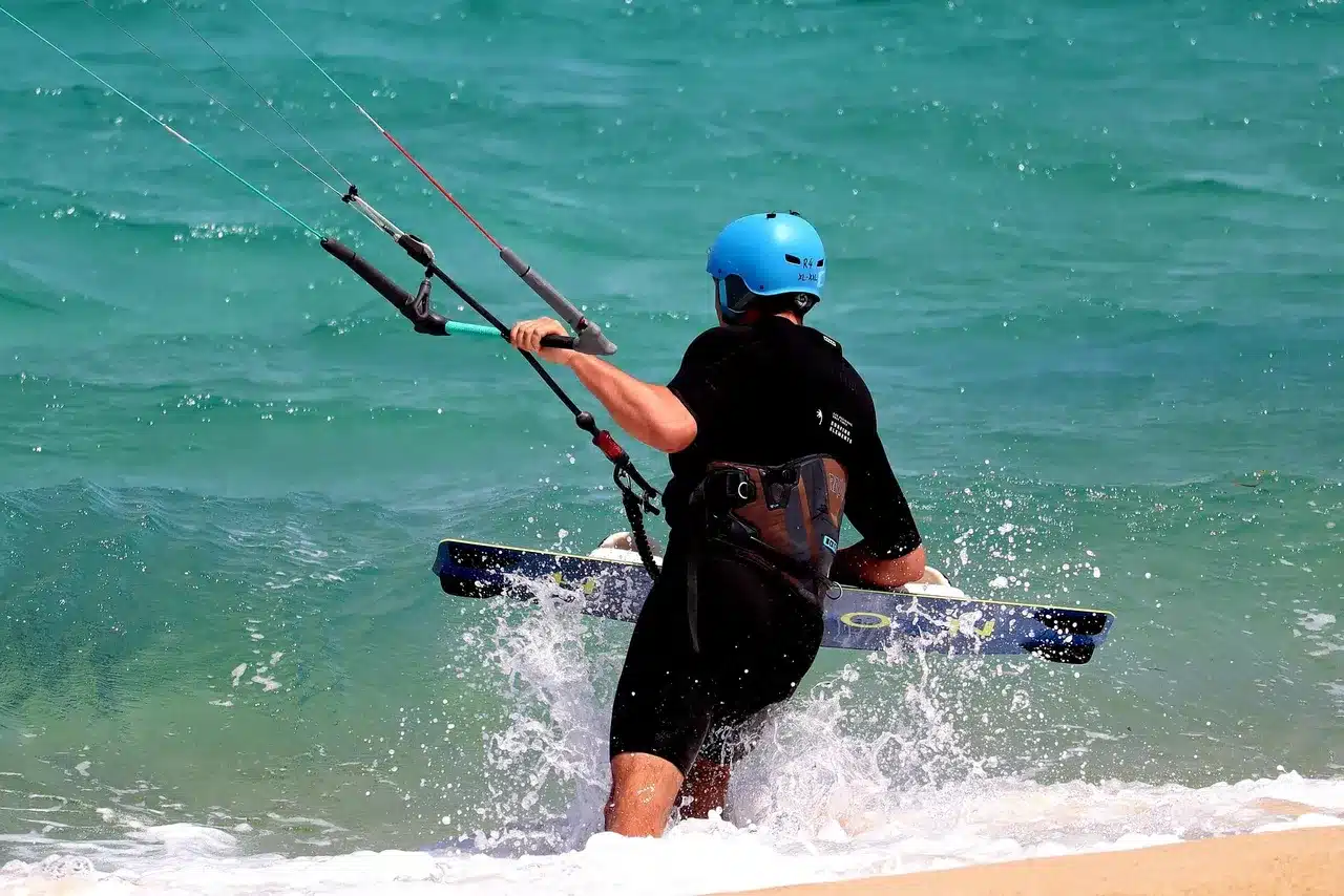 Kitesurfeur portant un casque en session