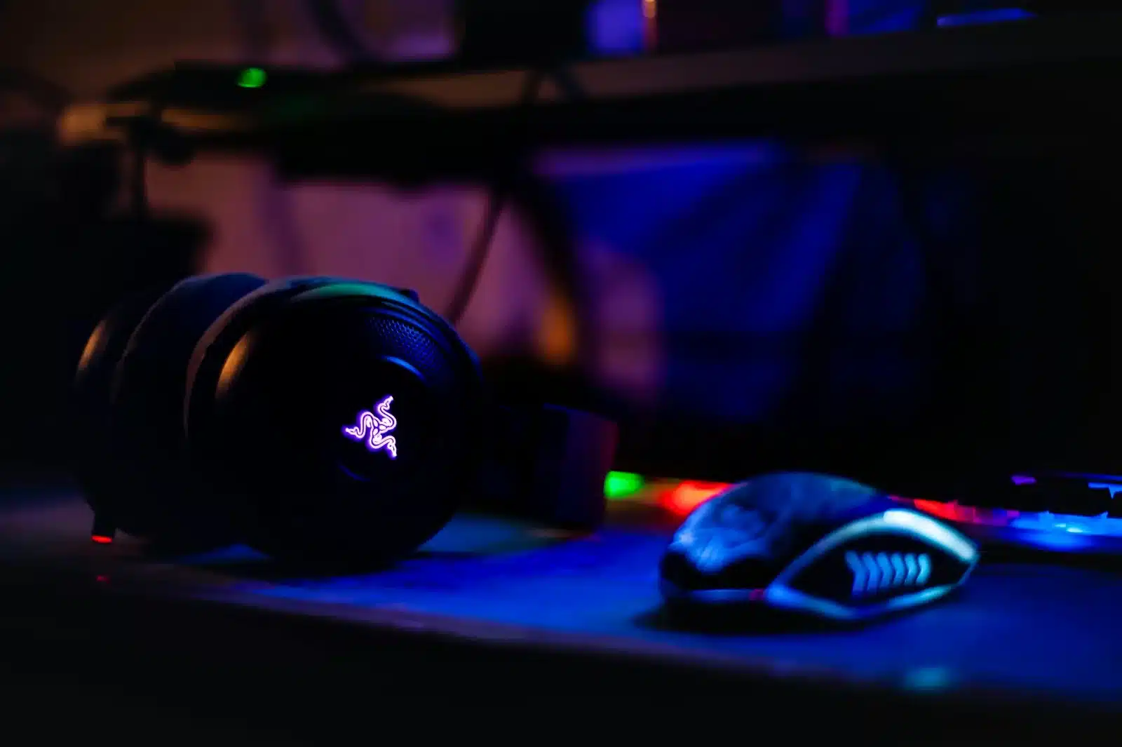casque Razer près de la souris d'ordinateur